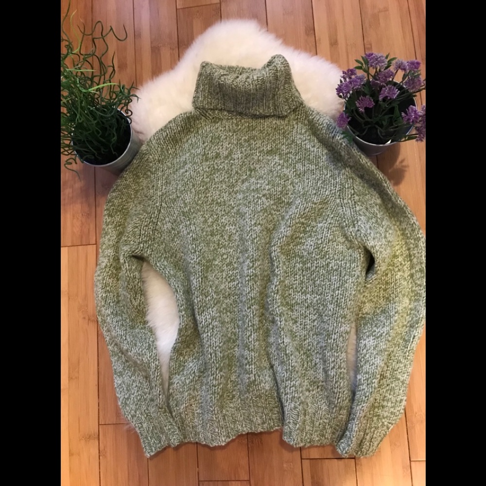 Sisley green turtleneck.
